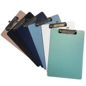 clipboard-simplu-plastic-color-agatatoare-rigla-bun